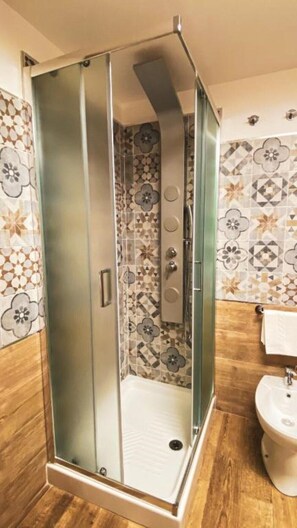 Dusche, Haartrockner, Bidet, Handtücher