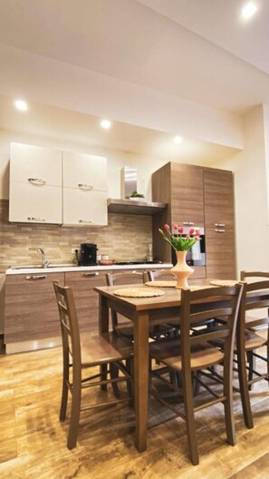 Een koelkast, een magnetron, een oven, een kookplaat