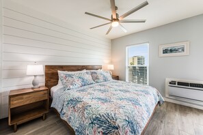 Iron/ironing board, free WiFi, bed sheets - Total remodel, all new furnishings, ship channel and marina views (Port Aransas)