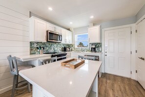 Fridge, microwave, oven, stovetop - Total remodel, all new furnishings, ship channel and marina views (Port Aransas)