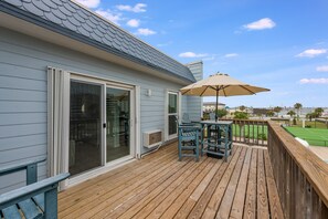 Outdoor dining - This fully remodeled Bay Tree condo is the perfect island getaway!  Offering a c (Port Aransas)