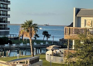 Property grounds - Total remodel, all new furnishings, ship channel and marina views (Port Aransas)