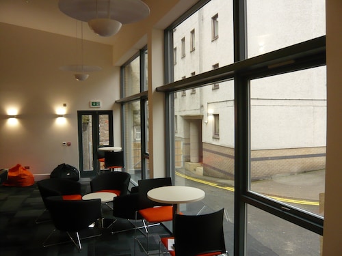 JOIVY Budget 4,5 and 6 bed private flats, in Historic Old Town - Adults Only