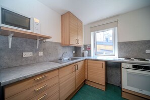 Full-size fridge, oven, stovetop, electric kettle - JOIVY Budget 4,5 and 6 bed private flats, in Historic Old Town - Adults Only (Edinburgh)