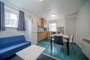 Desk, free WiFi, bed sheets - JOIVY Budget 4,5 and 6 bed private flats, in Historic Old Town - Adults Only (Edinburgh)