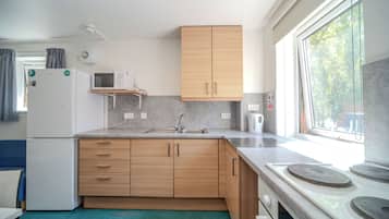 6 bedrooms, desk, free WiFi, bed sheets