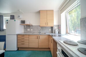 Skrivebord, wi-fi (inkludert) og sengetøy