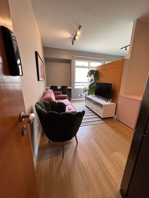 Basic Studio | Living area | TV