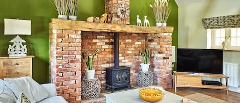 Smart TV, chimenea y oficina