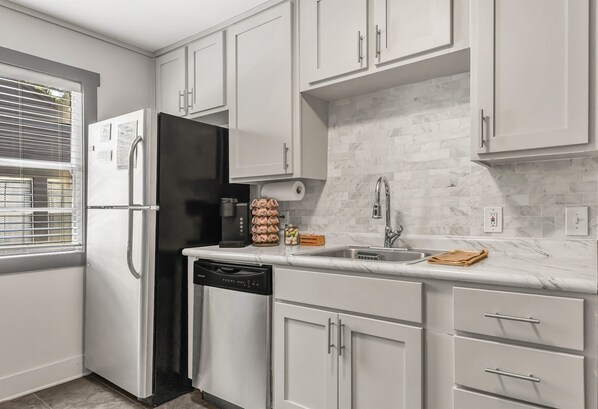 Refrigerador, microondas, horno, placa de cocina