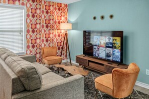 Smart TV - Bauhaus-1st Floor, King Beds, Walk to A&M Campus (Bryan)