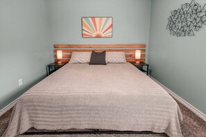 2 bedrooms, iron/ironing board, WiFi, bed sheets - Bauhaus-1st Floor, King Beds, Walk to A&M Campus (Bryan)