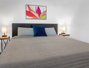 2 bedrooms, iron/ironing board, WiFi, bed sheets - BethyKay: 2 Bedroom, Walk to A&M, Comfy King Beds (Bryan)