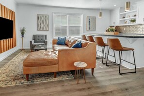 Smart TV - BethyKay: 2 Bedroom, Walk to A&M, Comfy King Beds (Bryan)