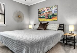 2 bedrooms, iron/ironing board, WiFi, bed sheets - Big Easy: 2 Bedrooms, 2nd floor, Walk to A&M, Comfy King Beds (Bryan)