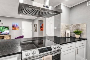 Fridge, microwave, oven, stovetop - Big Easy: 2 Bedrooms, 2nd floor, Walk to A&M, Comfy King Beds (Bryan)