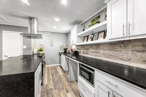 Fridge, microwave, oven, stovetop - Big Easy: 2 Bedrooms, 2nd floor, Walk to A&M, Comfy King Beds (Bryan)