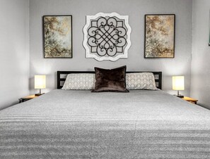 2 bedrooms, iron/ironing board, WiFi, bed sheets - Big Easy: 2 Bedrooms, 2nd floor, Walk to A&M, Comfy King Beds (Bryan)