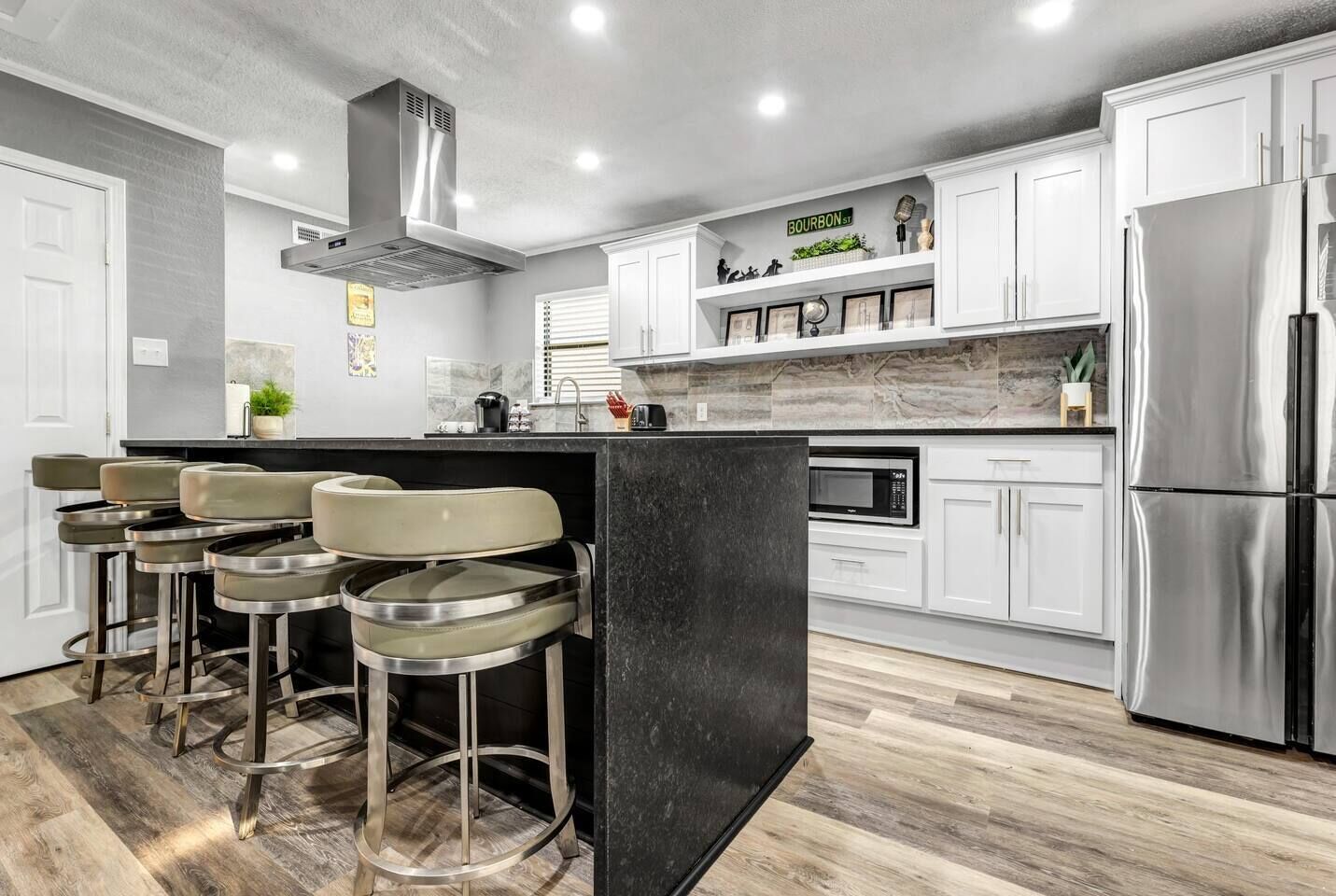 Refrigerador, microondas, horno y parrilla de estufa 