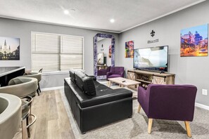 Smart TV - Big Easy: 2 Bedrooms, 2nd floor, Walk to A&M, Comfy King Beds (Bryan)