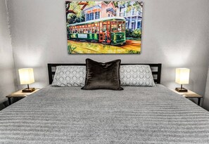 2 bedrooms, iron/ironing board, WiFi, bed sheets - Big Easy: 2 Bedrooms, 2nd floor, Walk to A&M, Comfy King Beds (Bryan)