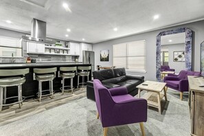 Interior - Big Easy: 2 Bedrooms, 2nd floor, Walk to A&M, Comfy King Beds (Bryan)