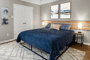 1 bedroom, iron/ironing board, WiFi, bed sheets - Blossom: Ground Floor, Comfy King Bed (Bryan)