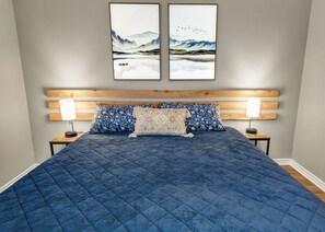 1 dormitorio, tabla de planchar con plancha, wifi y ropa de cama