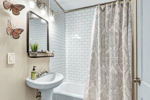 Douche, séchoir à cheveux, serviettes fournies