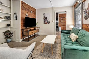 Smart TV - Brooklyn: First Floor, Walk to A&M, Comfy King Bed (Bryan)