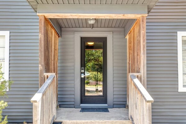 Exterior detail - Brooklyn: First Floor, Walk to A&M, Comfy King Bed (Bryan)