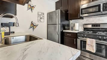 Refrigerador, microondas, horno y parrilla de estufa