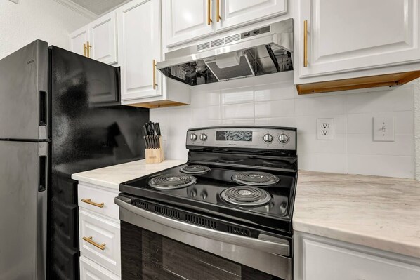 Kühlschrank, Mikrowelle, Ofen, Herdplatte