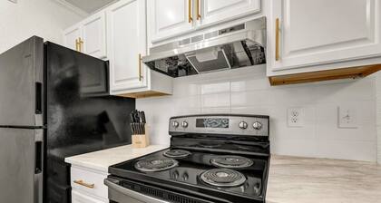 Charleston-1st Floor 2 Bdrm, Walk to A&M, King Bed