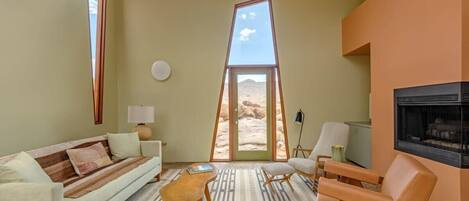 Een open haard en een kantoor