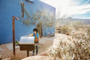 Property grounds - Monument House by Homestead Modern (Joshua Tree)