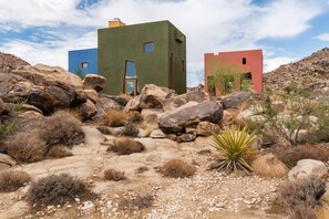 Property grounds - Monument House by Homestead Modern (Joshua Tree)