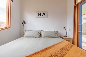 1 bedroom, iron/ironing board, travel crib, WiFi - Monument House by Homestead Modern (Joshua Tree)