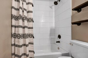 Combined shower/tub, hair dryer, towels
