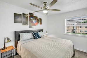 2 bedrooms, iron/ironing board, WiFi, bed sheets - Cinema: 2 Bedroom, Walk to A&M, Comfy King Beds (Bryan)