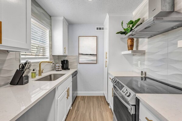 Geladeira, micro-ondas, fogão, cooktop