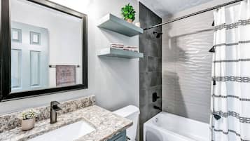 Combined shower/tub, hair dryer, towels