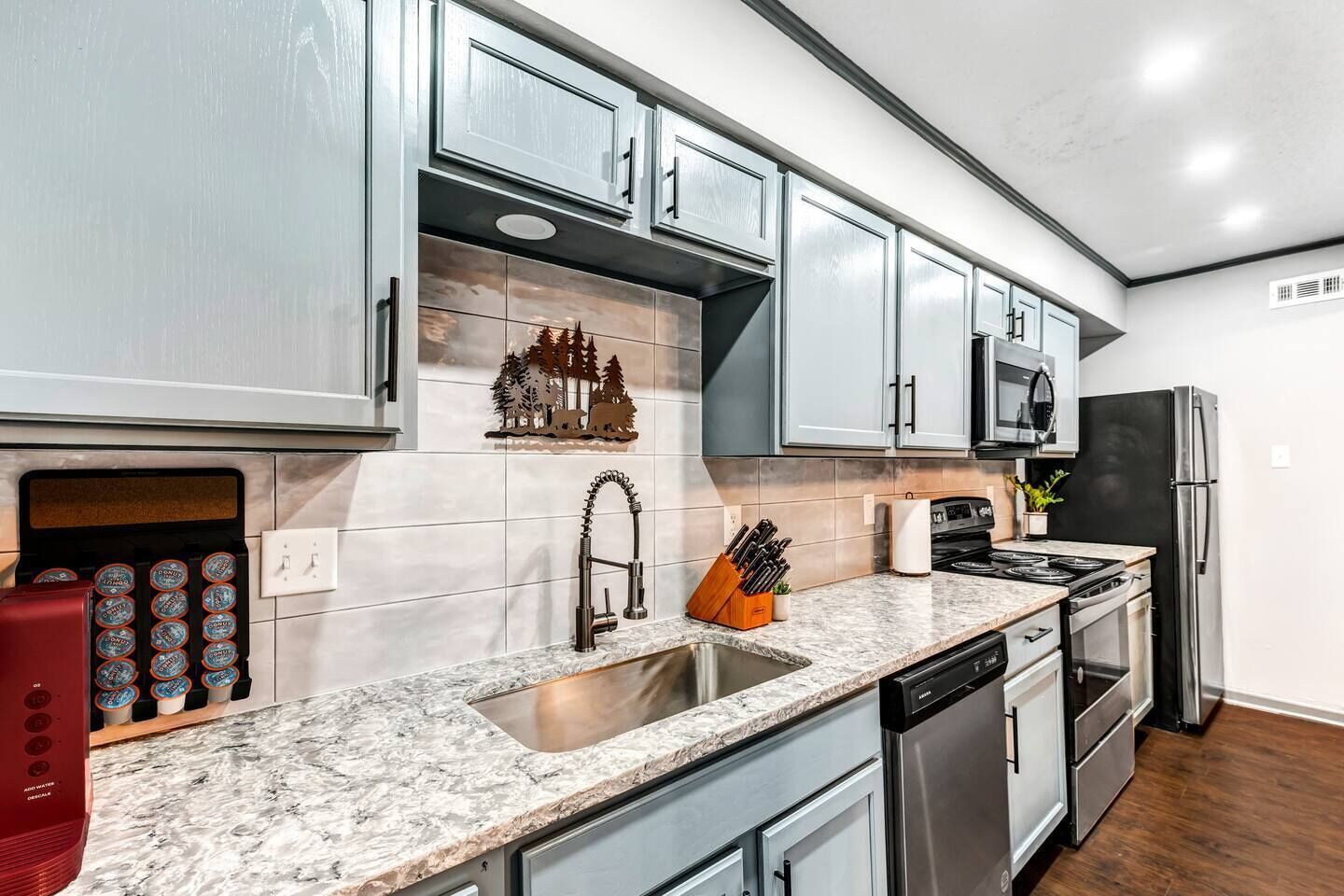 Refrigerador, microondas, horno y parrilla de estufa 