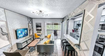 Denali: 2 Bedroom, Walk to A&M, Comfy King Beds