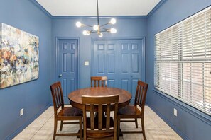 Dining - Comfy King Beds, Close to A&M (College Station)