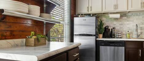 Geladeira, micro-ondas, fogão, cooktop