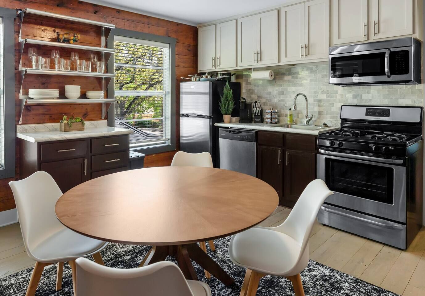 Geladeira, micro-ondas, fogão, cooktop