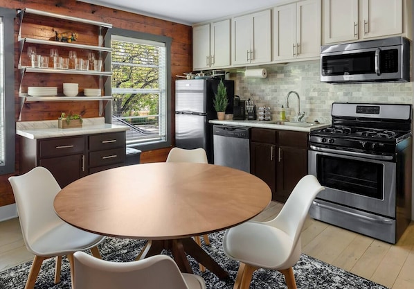 ثلاجة، ميكروويف، فرن، موقد طهي مسطح