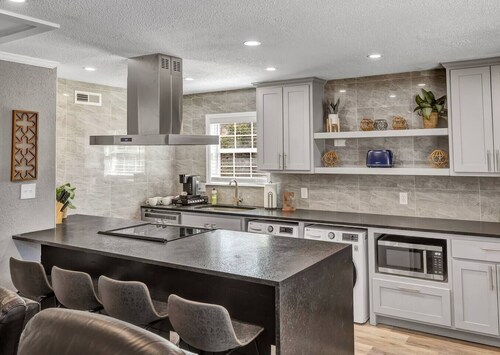 Eastwood: 2 Bdrm, 2nd flr Walk to A&M, King Beds