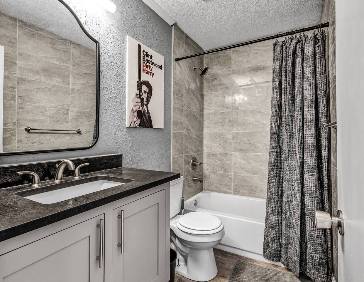 Combined shower/tub, towels